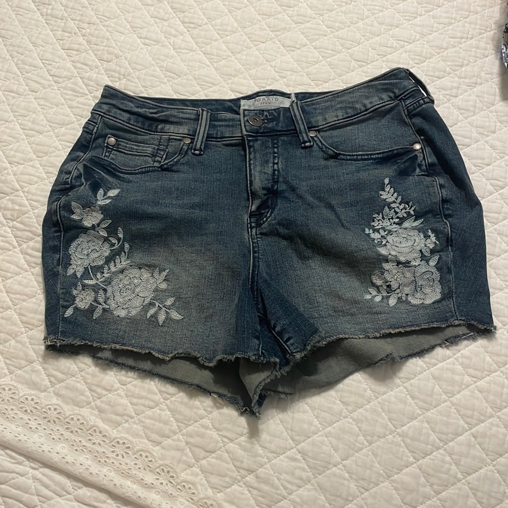 Torrid women’s Jean shorts embroidered floral raw hem